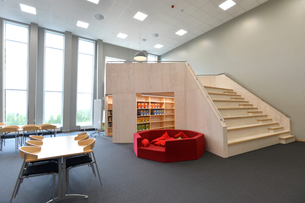 Fellesareal, skole, bibliotek, trapp, hems, kosekrik, sofa, gruppebord