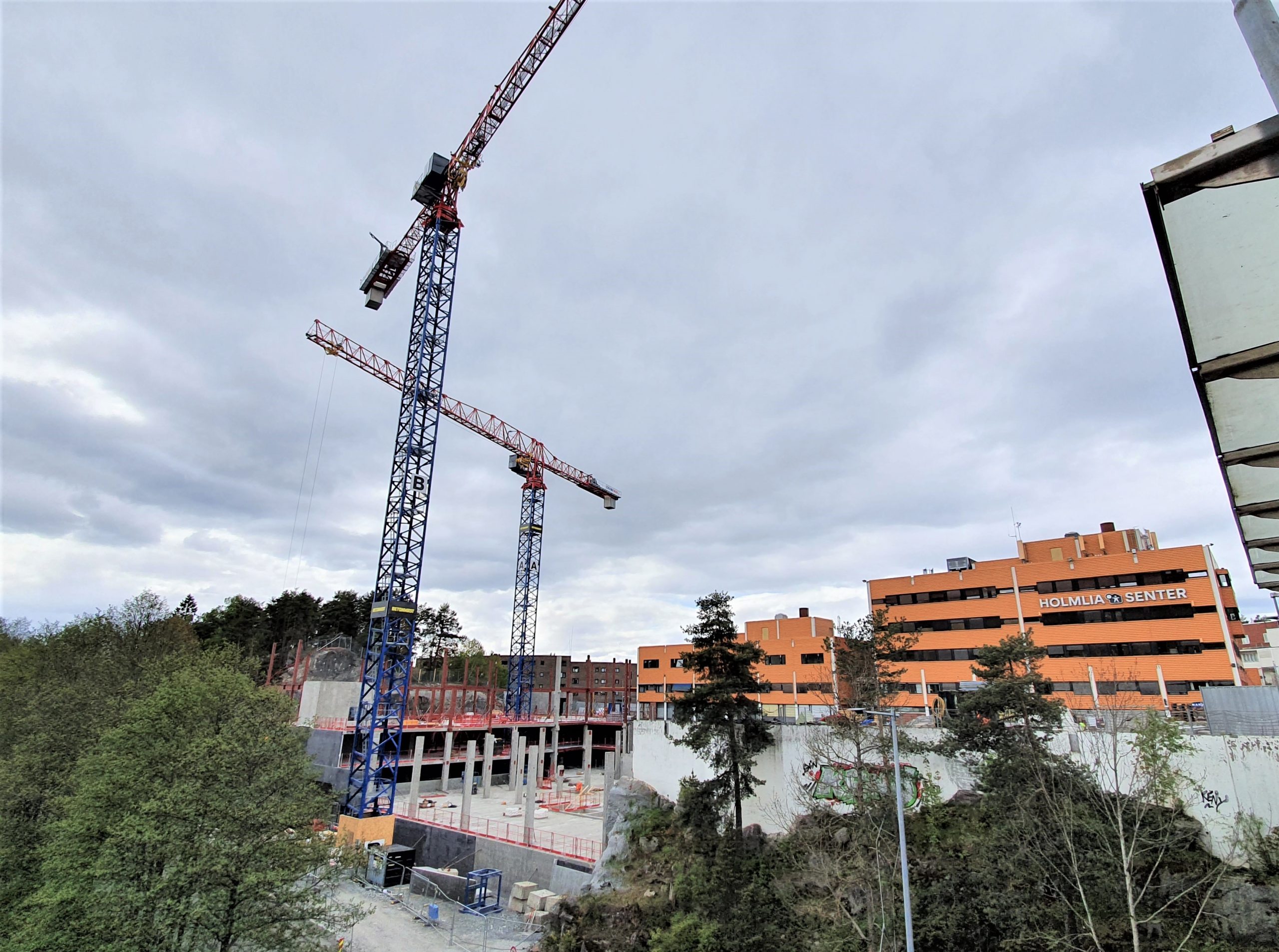 Foto av byggeplass med byggekraner