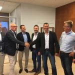 Handshake etter signering av Skihallen SNØ. 7 representanter fra byggeherre og BetonmastHæhre i godt humør.