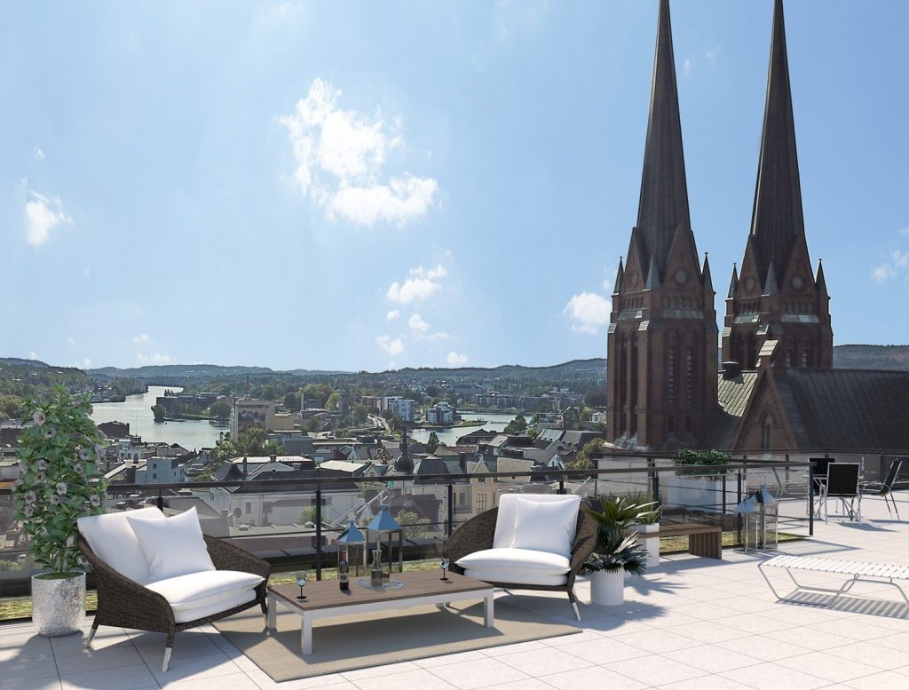 Illustrasjon av terrasse med to kirketårn, bysentrum og elv i bakgrunnen