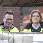 Portrettfoto av Mattias Gustafson og Stefan Strömberg foran et bakgrunnsbilde