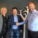 Handshake etter kontraktsinngåelse. Fra venstre: Børge Aunaas, prosjektsjef Heimdal Bolig, Roar Munkhaugen, Adm. dir Heimdal Bolig og Tom Utvik, Daglig leder Betonmast Trøndelag.