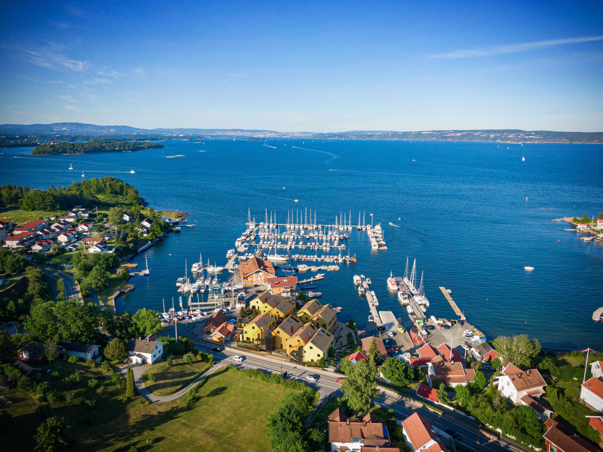 Illustrasjon av leilighetsprosjekt i vannkanten ved en marina