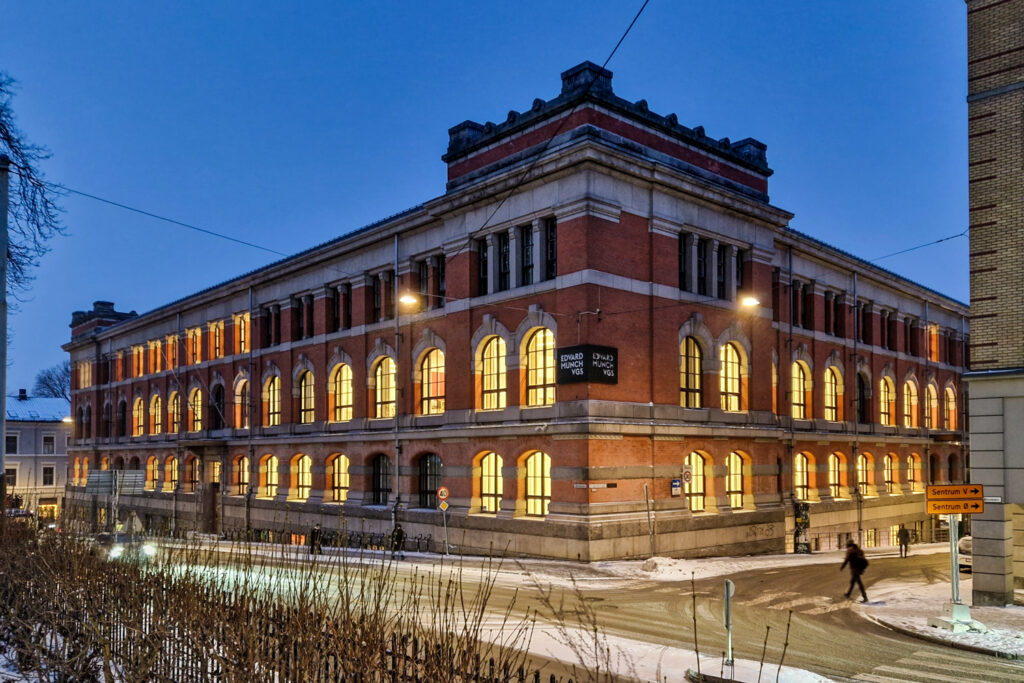 Utvendig, eksteriør, mursteinsbygg fra 1900-tallet. Bygate, blå morgenhimmel