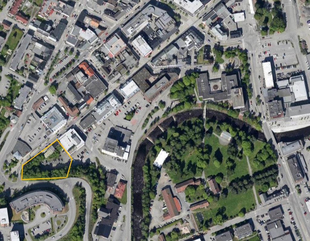 Foto ovenfra av Gjøvik bysentrum, markert tomteområde