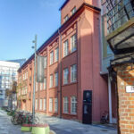 Bygate, gammelt mursteins,bygg i 3-4 etasjer